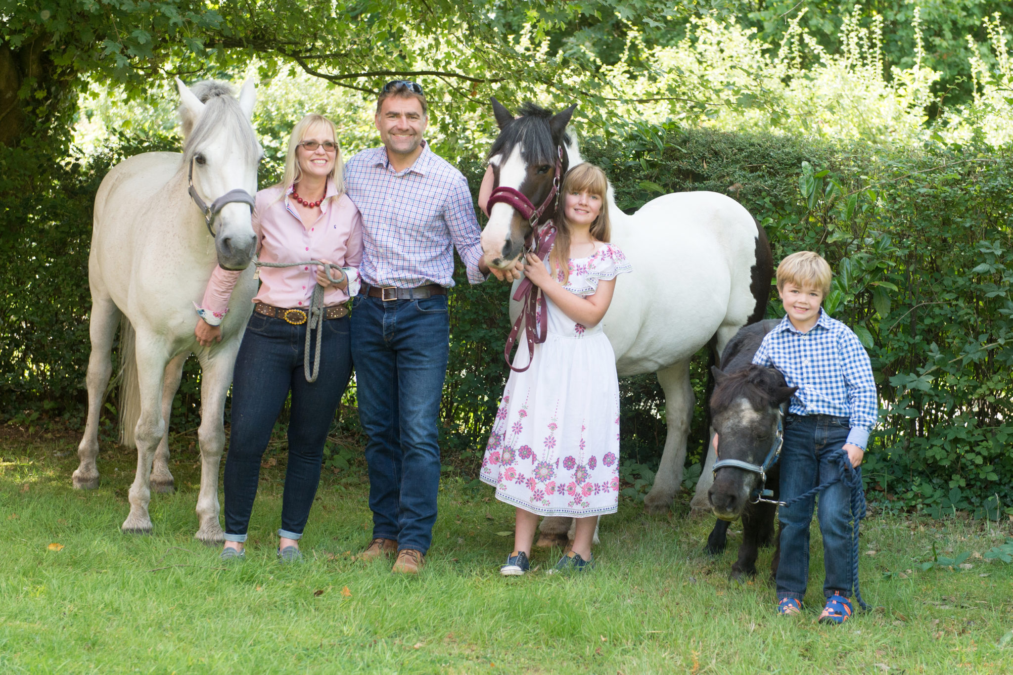 Family photograph with horses near Retford by Retford photographer in Nottinghamshire